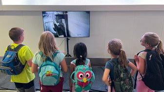 Kinder am Gepäckband nach der Ankunft am Flughafen Guilin – China Reise mit Kindern