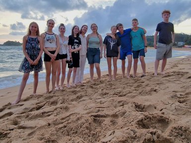 Teenager-Gruppe genießt gemeinsam die Zeit am Strand – Sri Lanka Familienreise