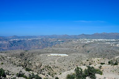 Berglandschaft des Jebel Akhdar mit schroffen Felsen und weiten Höhenzügen – Oman Reise mit Kindern
