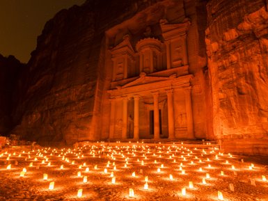Kerzen vorm Schatzhaus Petra - Jordanien Urlaub mit Kindern