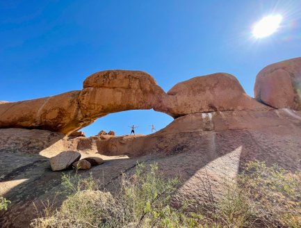 Zwei Personen stehen in einem Felsentor - Namibia Urlaub mit Kindern