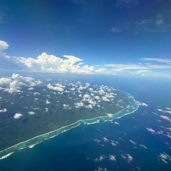 Atemberaubende Aussicht aus dem Flugzeug auf dem Flug – Bali mit Kindern