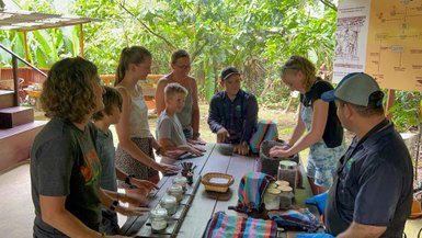 Familie produziert Schokolade bei der Tour in La Tirimbina – Costa Rica Reise mit Kindern