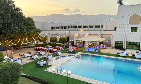 Einladender Außenpool im Golden Tulip Hotel in Nizwa – Oman mit Kindern