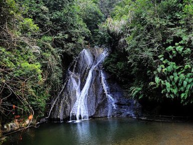 Naturerlebnis am Gudong-Wasserfall in der Nähe von Guilin – China Familienreise