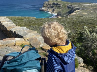 Junge blickt auf die Landschaft am Kap der Guten Hoffnung – Südafrika Familienreise