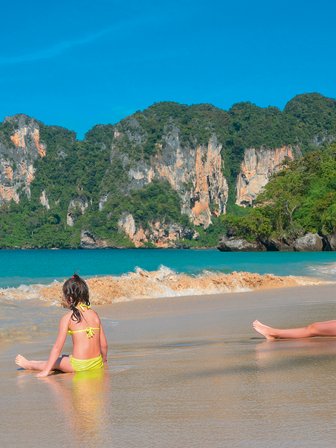 Mädchen spielen am Ufer eines tropischen Strandes – Thailand Familienreise