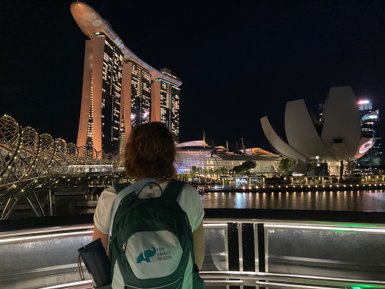 Frau posiert vor der beleuchteten Marina Bay – Singapur Reise mit Kindern