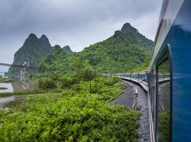 Zugfahrt von Hanoi nach Hue vorbei an grünen Bergen – Vietnam Reise mit Kindern