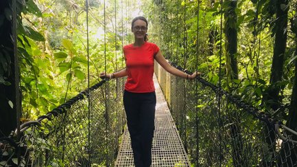 Frau wandert über eine Hängebrücke im Mistico Arenal Hanging Bridges Park – Costa Rica mit Kindern