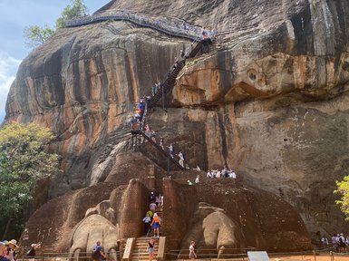 Steintreppe führt entlang der Felswand hinauf zum beeindruckenden Sigiriya-Felsen – Sri Lanka Reise mit Kindern
