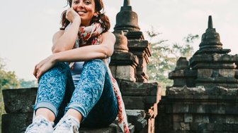 Teenagerin erkundet einen traditionellen Tempel auf Bali – Bali Familienreise