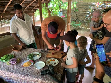 Familie beim gemeinsamen Kochen mit Einheimischen in den Tamarind Gardens – Sri Lanka mit Kindern