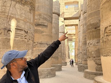 Reiseleiter erklärt die Geschichte der Säulen im Karnak-Tempel – Ägypten Reise mit Kindern