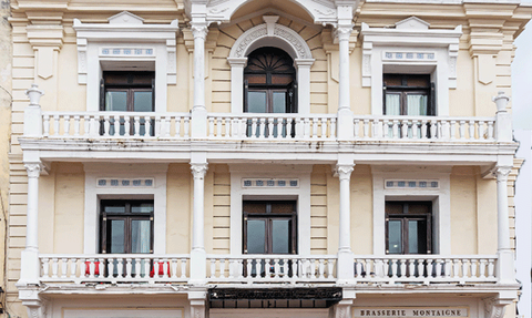 Das elegante Hotel Monterrey zeigt eine beeindruckende Fassade mit weißen Säulen und einem geschmackvollen Balkon im oberen Bereich.