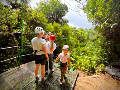 Drei Kinder an Ziplines durch die Baumkronen des Regenwaldes – Costa Rica mit Kindern