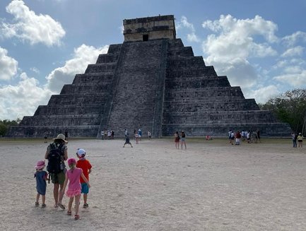 Familie spaziert durch das Areal auf dem Weg zur imposanten Pyramide El Castillo – Mexiko mit Kindern