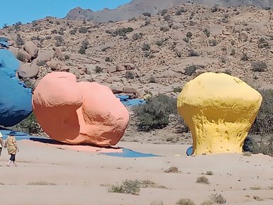 Felsen in der beeindruckenden Felslandschaft von Tafraoute – Marokko mit Kindern