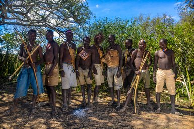 Hadzabe-Männer in traditioneller Kleidung – Tansania mit Kindern