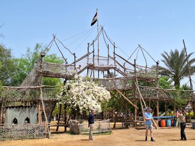 Kinder spielen auf dem Spielplatz im Fagnoon Art Center – Ägypten Reise mit Kindern