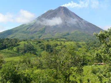 Vulkan Arenal umgeben von Palmen und Landschaft – Costa Rica Reise mit Kindern