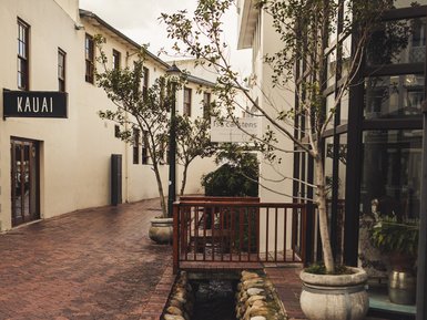 Malerische Straße in der Stadt Stellenbosch – Südafrika mit Kindern