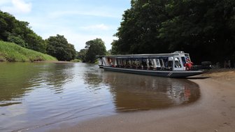 Familie genießt eine ruhige Bootstour durch die Kanäle des Tortuguero Nationalparks – Costa Rica Reise mit Kindern