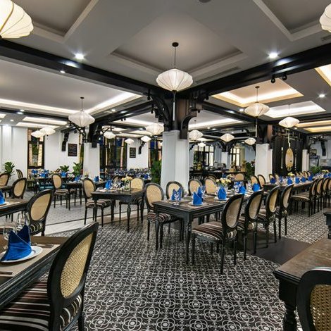 Elegante Restaurant mit stilvollen Tischen, blauen Servietten und einer einladenden Atmosphäre, ideal für besondere Anlässe.