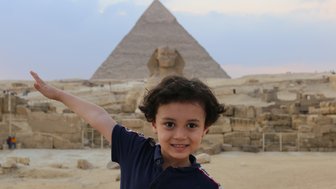 Junge bei den Pyramiden von Gizeh in Kairo - Ägypten Reise mit Kindern