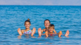 Mutter mit Kindern im Toten Meer - Jordanien Reise mit Kindern