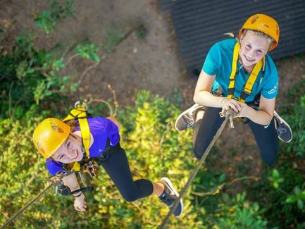 Kinder erleben Abenteuer beim Ziplining im Angkor Park – Kambodscha mit Kindern