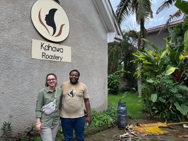 Teenagerin am Eingang der Kahawa Roastery mit Mitarbeiter – Tansania mit Kindern