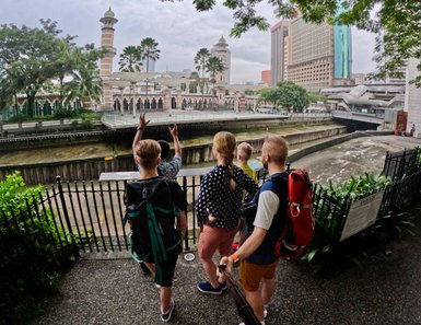 Masjid Jamek mit ihren eleganten Minaretten ist eine der ältesten Moscheen in Kuala Lumpur – Malaysia & Borneo mit Kindern