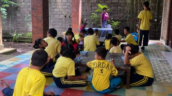 Kinder essen gemeinsam ihr Mittagessen bei Yayasan Widya Guna – Bali Reise mit Kindern