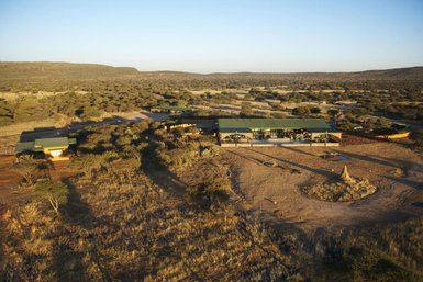Außenansicht Okonjima Plains Camp - Namibia mit Kindern