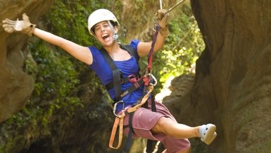 Frau erlebt Zipline-Abenteuer im Nationalpark Rincón de la Vieja in Guanacaste – Costa Rica mit Kindern