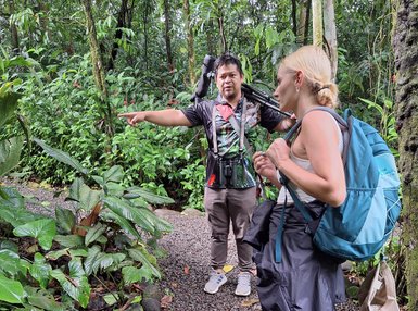 Teenager lauscht dem Guide im EcoCentro Danaus in Alajuela – Costa Rica Reise mit Kindern