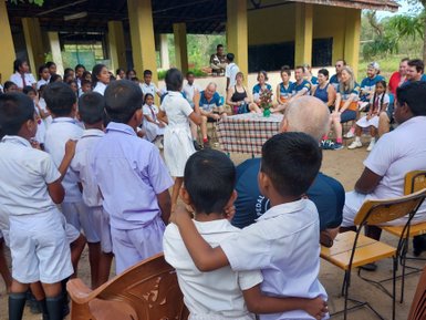 Eine Reisegruppe trifft auf einheimische Kinder in einer lokalen Schule – Sri Lanka mit Kindern