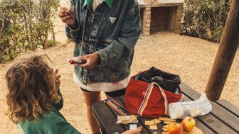 Mutter und Kind beim Picknick im Addo Nationalpark - Südafrika mit Kindern