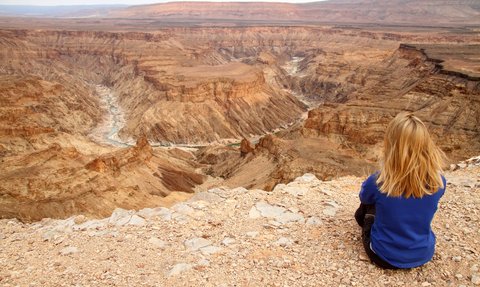 Ein Kind schaut in die Tiefe des Canyons - Namibia Rundreise mit Kindern