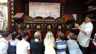 Kinder erkunden gemeinsam mit dem Reiseleiter den traditionellen Yu-Garten in Shanghai – China Familienreise