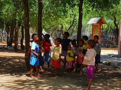 Einheimische Kleinkinder unter Bäumen - Namibia mit Jugendlichen