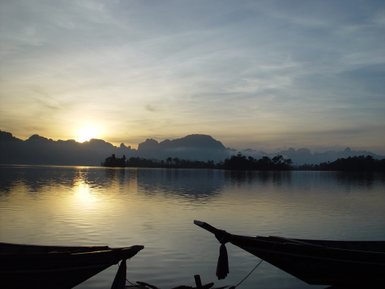 Cheow Lan Lake im Khao Sok Nationalpark bei Sonnenuntergang - Thailand Familienreise