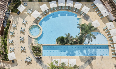 Luftaufnahme des Pools im Four Seasons Hotel Cairo mit Blick auf den Poolbereich – Ägypten Reise mit Kindern