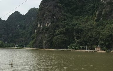 Personen radeln entlang der malerischen Küste der Halong-Bucht – Vietnam mit Kindern