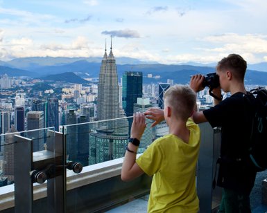 Kinder genießen die Aussicht auf die Petronas Towers vom KL Tower in Kuala Lumpur – Malaysia & Borneo mit Kindern