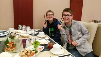 Kinder probieren chinesische Spezialitäten mit Stäbchen – China Reise mit Kindern