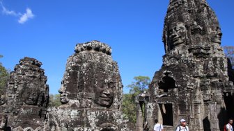 Detaillierte Steinarchitektur an einem Tempel – Kambodscha mit Kindern