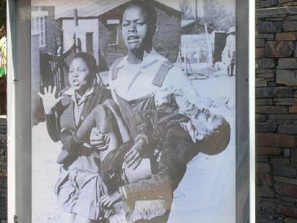 Bedeutendes Gemälde im Hector Pieterson Museum – Südafrika mit Kindern