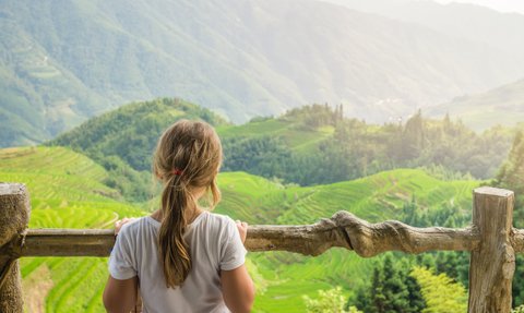 Mädchen in Reisterrassen von Longsheng - China mit Kindern